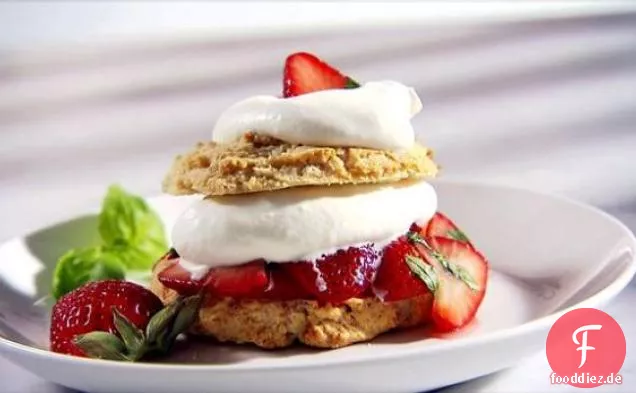 White Chocolate Chip Shortcake mit Basilikum Erdbeeren