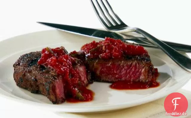 Gegrilltes Rib Eye mit Tomaten und Poblano Chilisauce