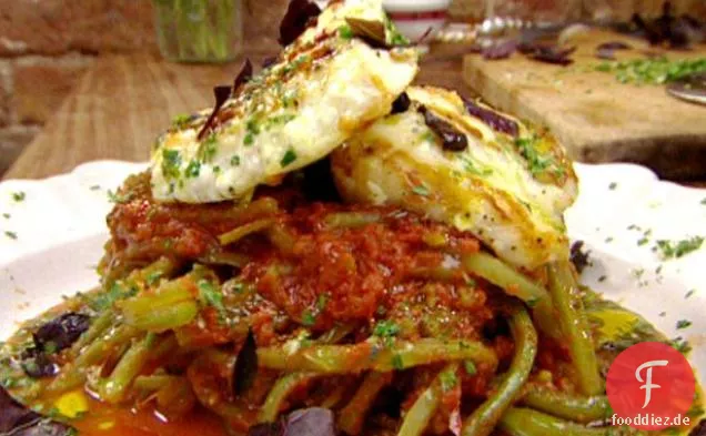 Gegrillter Butterflied Seeteufel mit einem süßen grünen Bohneneintopf