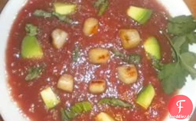 Gekühlte Tomatensuppe mit gebratenen Jakobsmuscheln, Avocado und gerissenem Basilikum