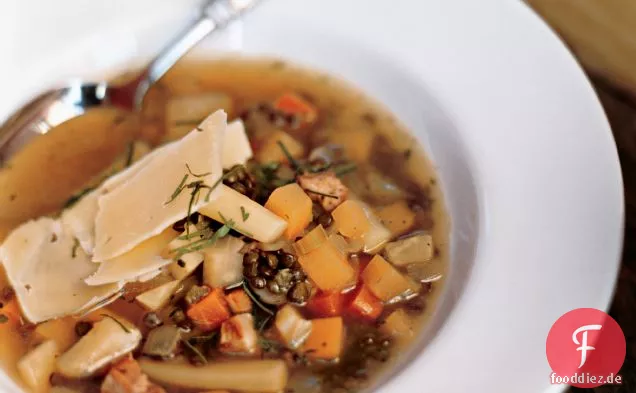 Wurzelgemüsesuppe mit Linsen und Gruyère