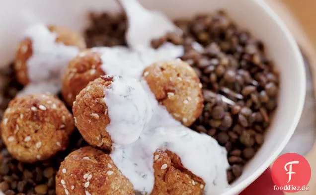 Türkei-Dattel Fleischbällchen mit Linsen und Joghurtsauce