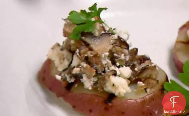 Gegrillte Neukartoffeln mit Shiitake-Pilzen, Schalotten und Ziegenkäse
