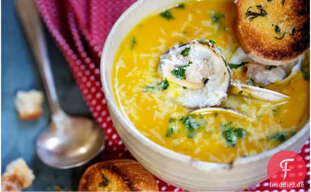 Curry-Winter-Squash-Suppe mit Roten Linsen, Kokosmilch und Muscheln