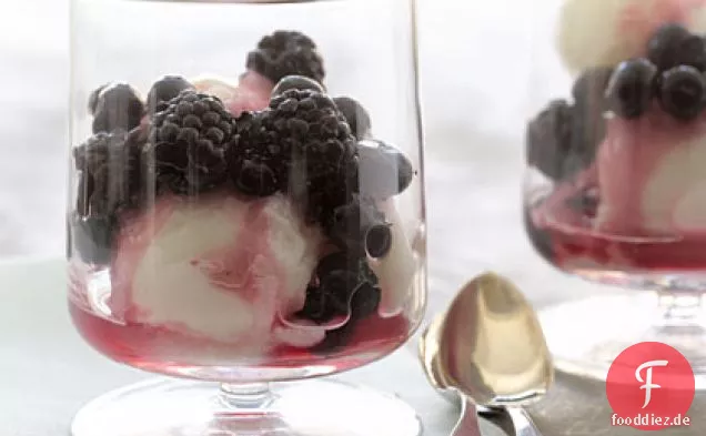 Schwarze und blaue Beeren in Ingwersirup