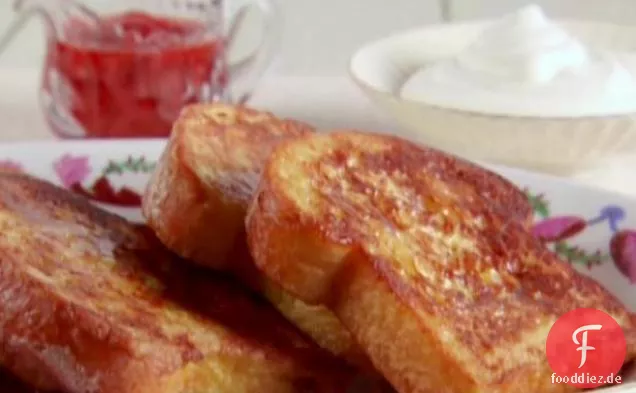 Französischer Toast mit Erdbeeren und Sahne