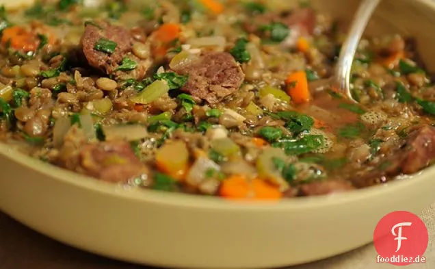 Linsen- und Wurstsuppe für eine kalte Winternacht