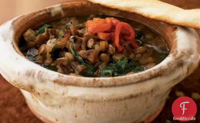 Linsen-Spinat-Suppe mit geröstetem rotem Pfeffer und Granatapfelmelasse