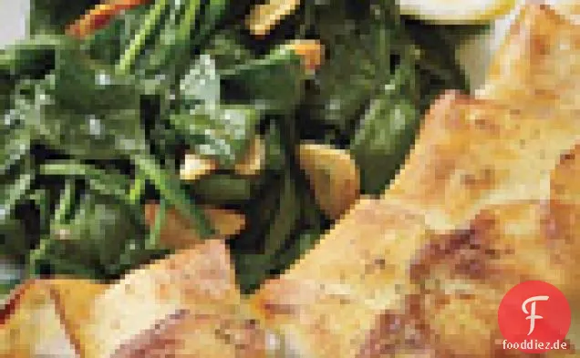Mit Kartoffeln umwickelter Heilbutt mit sautiertem Spinat
