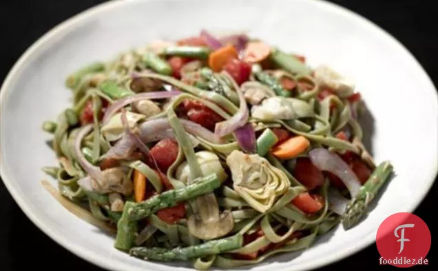 Spinat-Fettuccine mit sautiertem Gemüse, Artischockenherzen und zerkleinertem Mozzarella