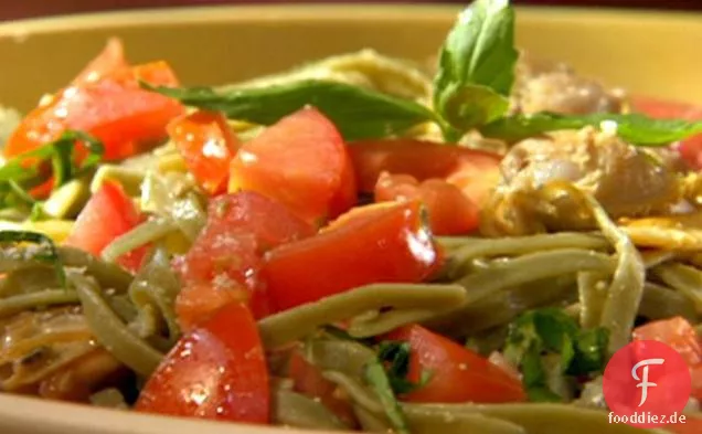 Spinat-Fettuccine mit Muschel-Butter-Sauce und Tomatenwürfeln