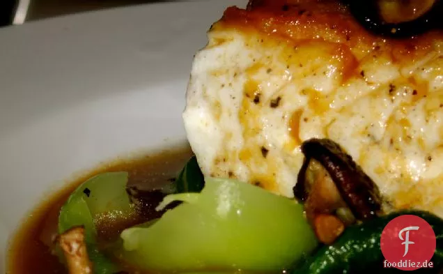Gebratener Heilbutt in Dashi-Brühe mit Bok Choy und Baby-Shitake-Pilzen