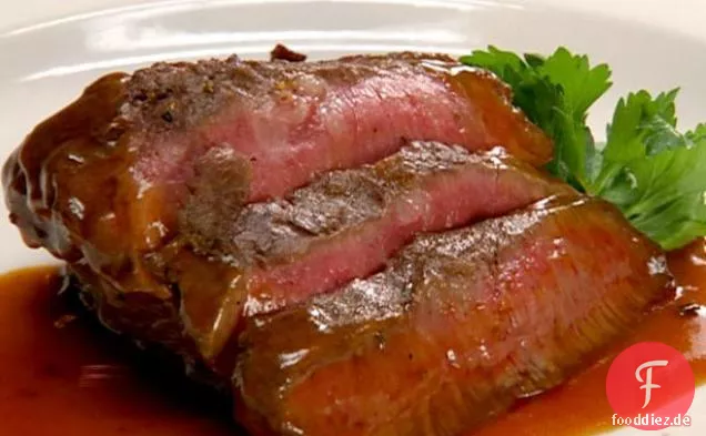 Flatiron Steak mit Herbed Red Bliss Kartoffeln, Rote Zwiebel Marmelade und Rotwein Demi-Glace