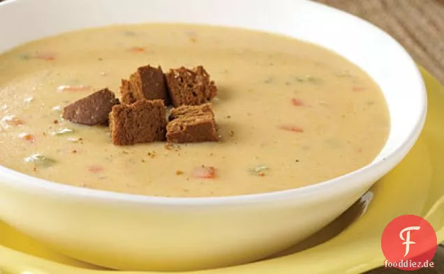 Kanadische Käsesuppe mit Pumpernickel-Croutons