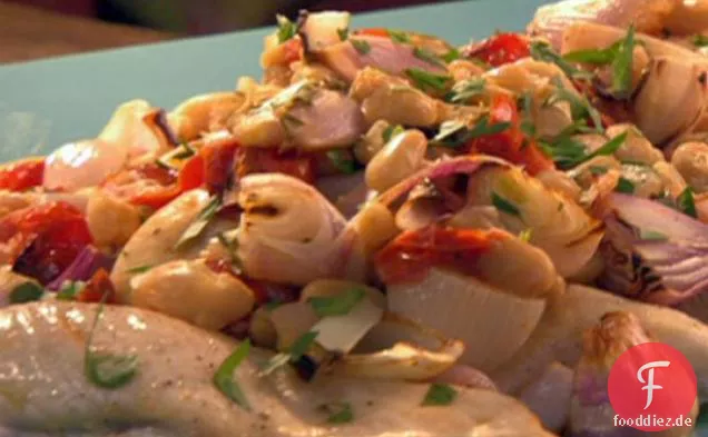 Huhn mit gerösteten Schalotten, Tomaten und weißen Bohnen