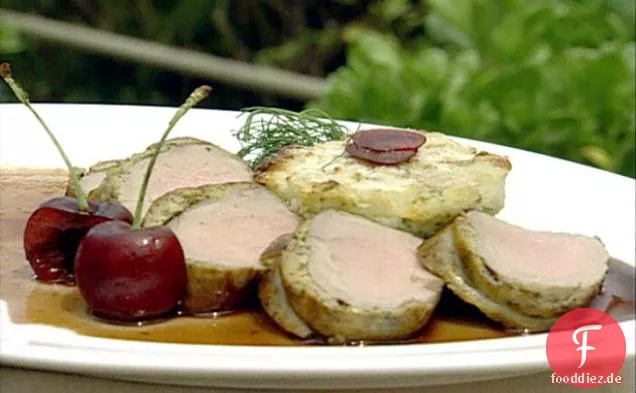 Kraut verkrustetes Kalbsfilet und Selleriewurzel und Birne Sformato mit Kirschsauce