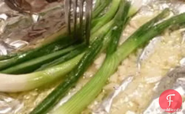 Dampf-gegrillte grüne Zwiebeln