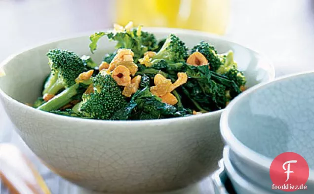 Brokkolisalat mit Sesamdressing und Cashewnüssen