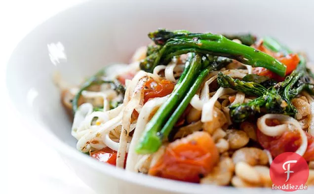 Broccolini, Kirschtomate und Butter Bohnen Udon