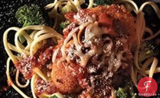 Hühnerparmesan mit Linguine und Brokkoli