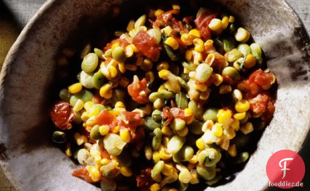 Succotash aus frischem Mais, Limabohnen, Tomaten und Zwiebeln