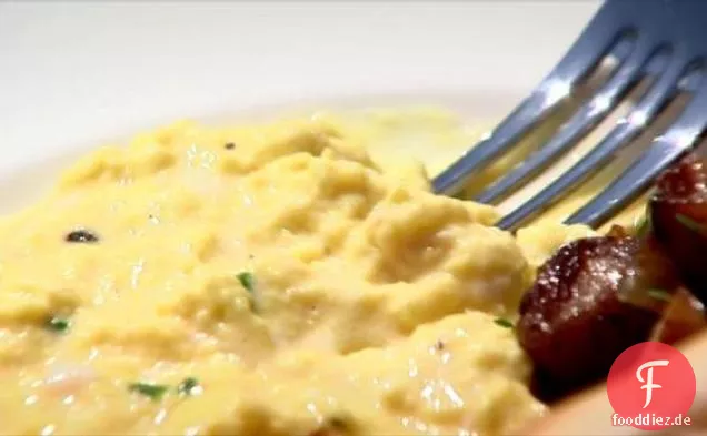 Langsam gekochte Rühreier mit Ziegenkäse