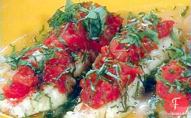 Pochierter Heilbutt mit Tomaten und Basilikum