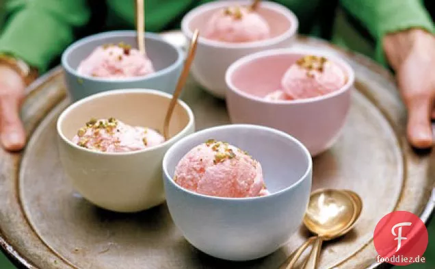 Rosenwasser-Sorbet mit Gehackten Pistazien