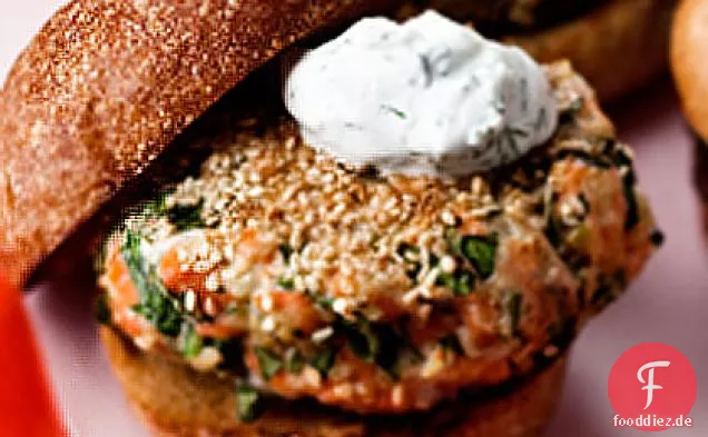 Sesam-verkrustete Lachs-Burger mit Joghurt-Sauce