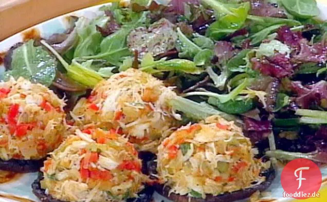 Krabbe gefüllte Portobellos und Zitrus-Senf gekleidet Greens