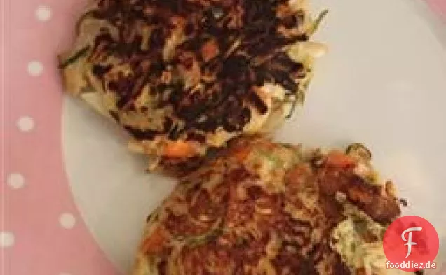 Kalorienarme Zucchini-Pfannkuchen mit fettarmem Basilikum-Dressing