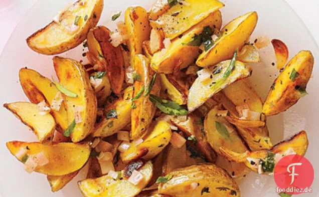 Gebratener Kartoffelsalat mit cremiger Dijon-Vinaigrette