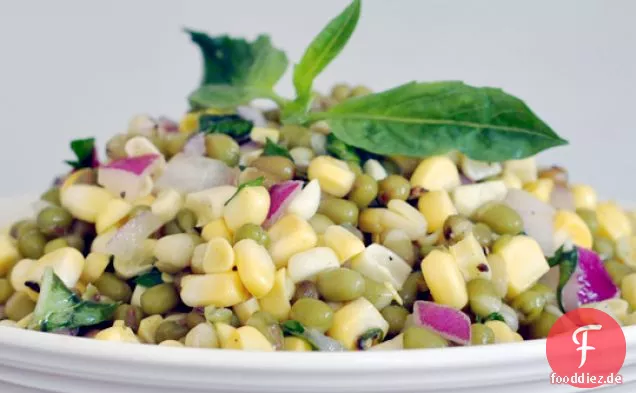 Mungobohnensalat mit Mais und Basilikum