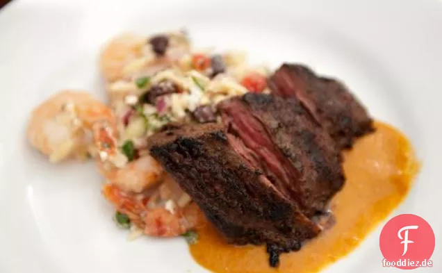 Gegrilltes Rocksteak mit süß gerösteter Tomatensauce und gebratenen Garnelen, Schwarzer Bohne und Orzo-Salat