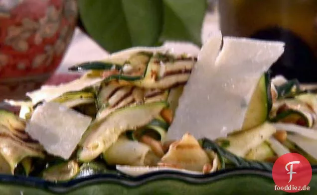 Gegrillte Zucchini mit Salat