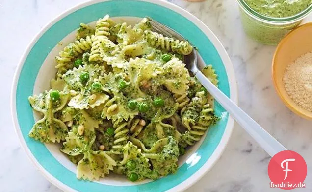 Pasta, Pesto und Erbsen