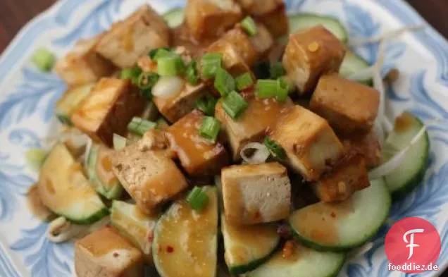 Indonesischer Tofu, Sojasprossen und Gurkensalat mit würziger Erbse