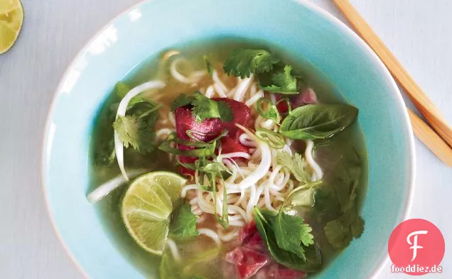 Schnelle vietnamesische Nudelsuppe mit Rindfleisch