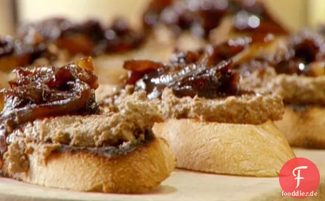 Crostini von Hühnerleberpastete mit Balsamico-Zwiebeln