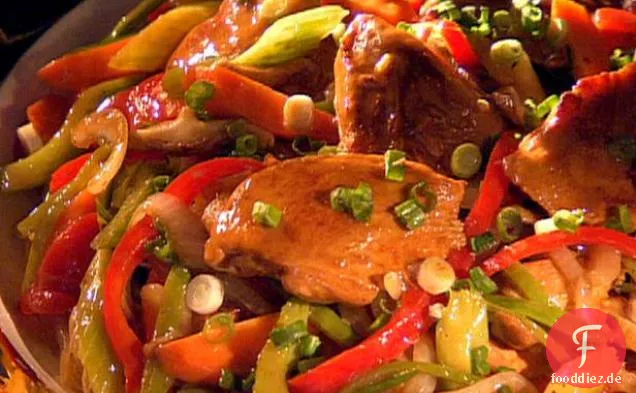 Hong Kong Stil Nudeln mit Huhn und Gemüse