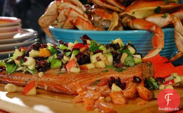 Heiß Geräucherter Lachs mit Salat aus Äpfeln, getrockneten Kirschen, Haselnüssen und Gemüse und Apfelwein-Vinaigrette