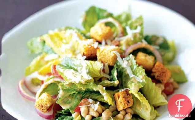 Cremiger Caesar-Salat mit weißen Bohnen