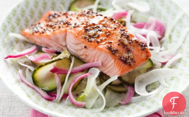 Ahorn-glasierter Lachs mit eingelegter Gurke