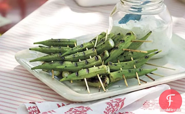 Pfeffrig gegrillte Okra mit Zitronen-Basilikum-Dip-Sauce