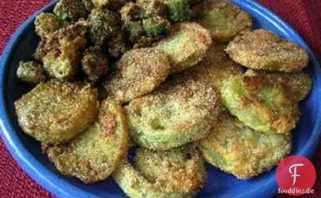 Gebratene grüne Tomaten und gebratene Okra