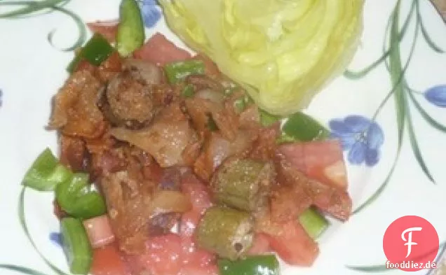Speck, Tomaten & gebratener Okra Salat