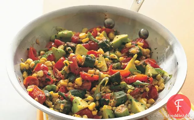 Frischer Mais Sauté mit Tomaten, Kürbis und gebratenem Okra