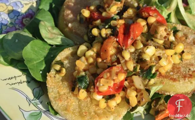 Gebratener grüner Tomatensalat mit geröstetem Mais, Okra und Tomaten