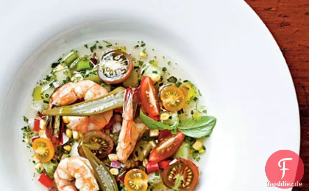 Lowcountry Gazpacho mit gewürzten Garnelen und schnell eingelegter Okra