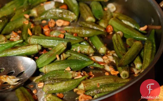 Sautierte Okra mit Cashewnüssen
